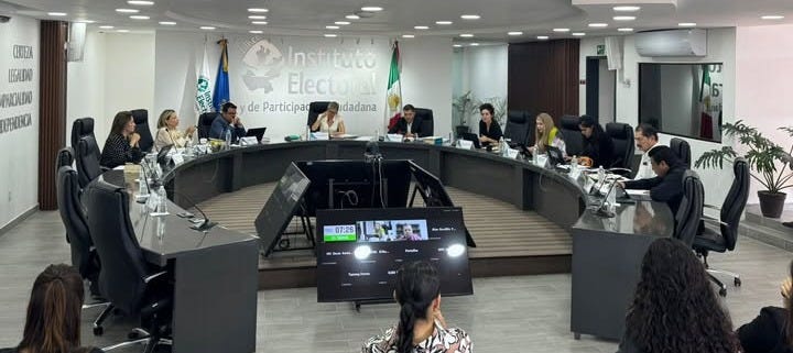 Puede ser una imagen de 13 personas, personas estudiando, iluminación, sala de prensa y texto