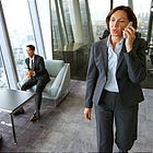 De ce ne plimbăm când vorbim la telefon?