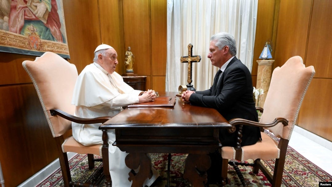 El Papa se reúne con el presidente cubano mientras se realiza una pequeña  protesta lejos del Vaticano