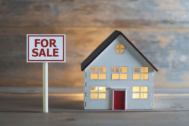 Pros and Cons of Putting up a For Sale Sign