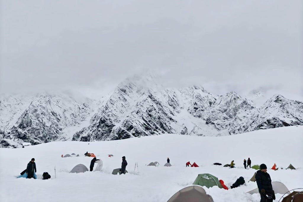 Cientos de rescatados a los pies del Everest tras intensas nevadas en China  - SWI swissinfo.ch
