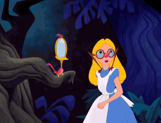 Gif da "Alice nel paese delle meraviglie" con Alice che avanza in un bosco, portando sul naso degli occhali-uccello, quando arriva davanti a un albero sul cui ramo orizzontale è poggiato un ucello con uno specchio al posto della testa.