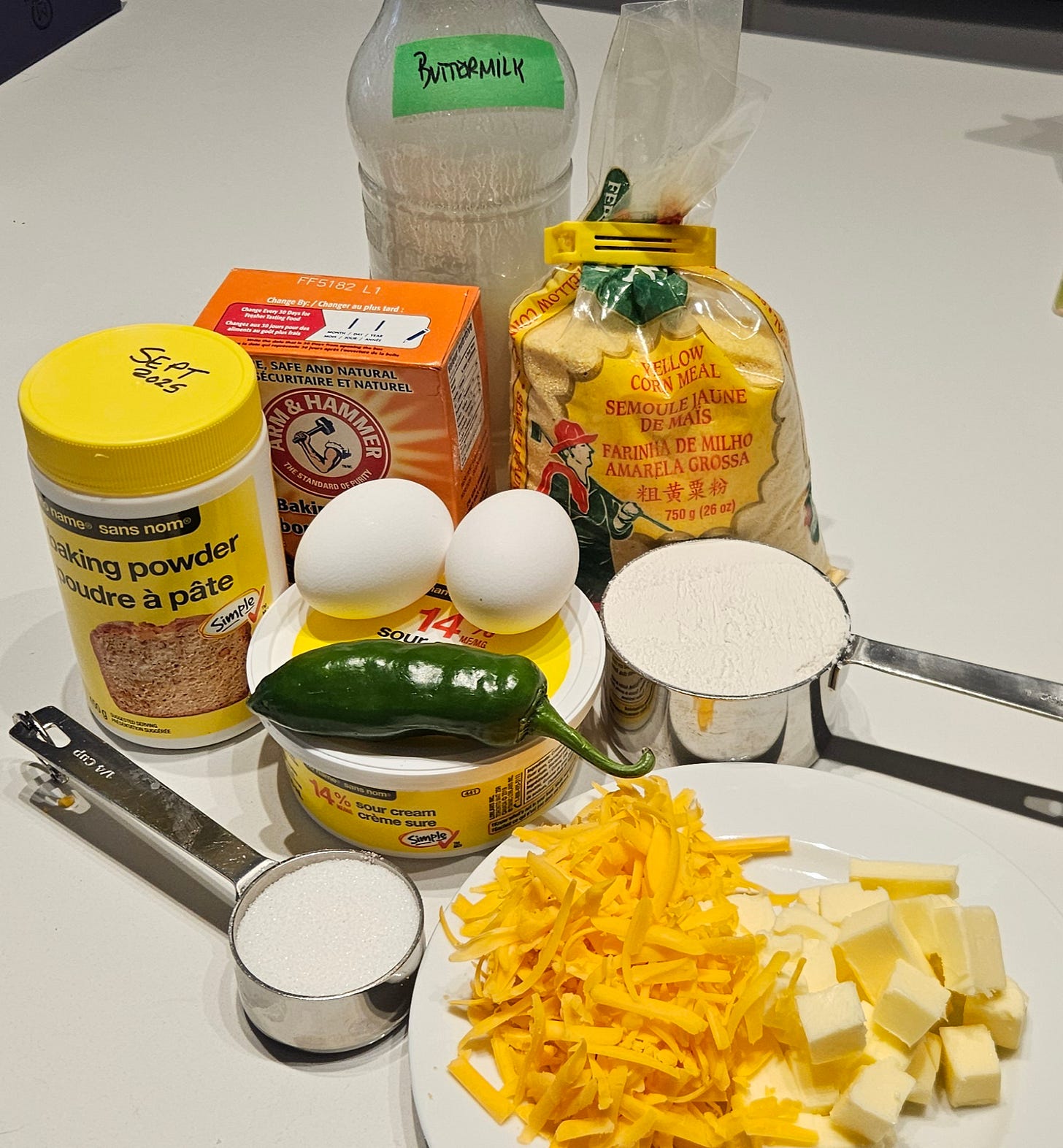 Ingredient: baking powder, baking soda, flour, sugar, corn meal, eggs, sour cream, buttermilk, butter in cubes, grated cheddar cheese, jalapeño pepper