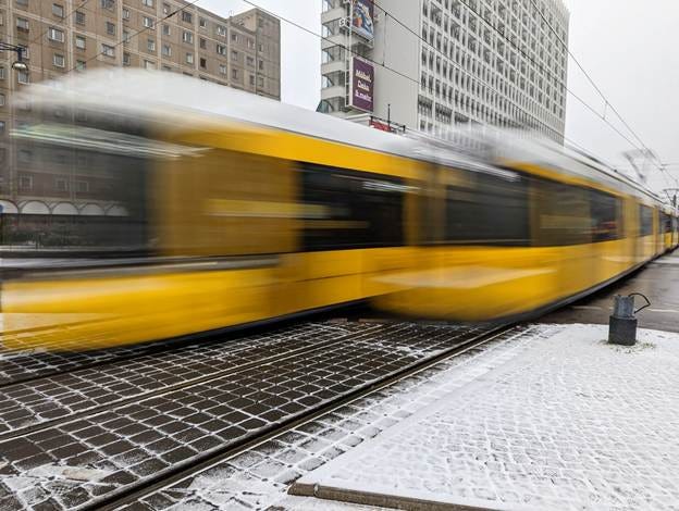 A train moving on tracks in a city

AI-generated content may be incorrect.