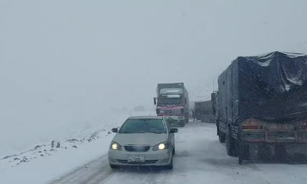 A car driving on a snowy road

Description automatically generated with low confidence