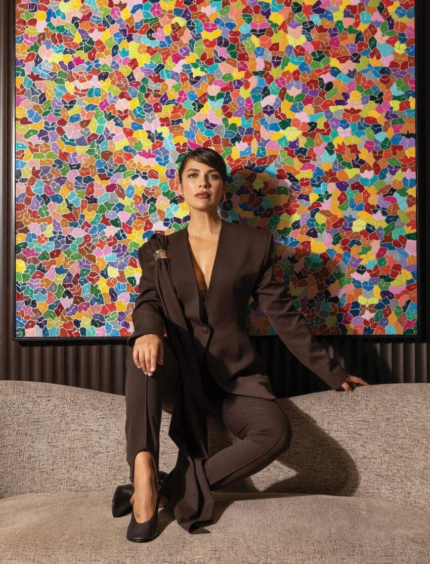 Renkli tablo önünde poz veren kadın oyuncu, Biran Damla Yılmaz haber görseli