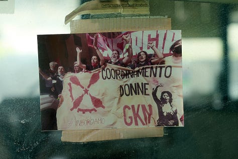Serie di fotografie scattate nella fabbrica occupata della GKN di VCampi Bisenzio e nei dintorni che mostrano striscioni politici, paesaggi periferici e i partecipanti alla deriva sul territorio