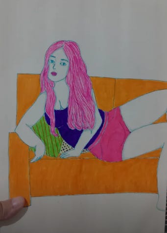 Desenho de uma moça com logos cabelos cor-de-rosa largada num sofá laranja com duas almofadas enquanto veste blusa roxa e shorts rosa.