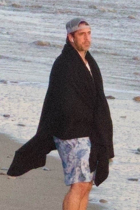 Aaron Rodgers takes solo beach stroll as free agency ...