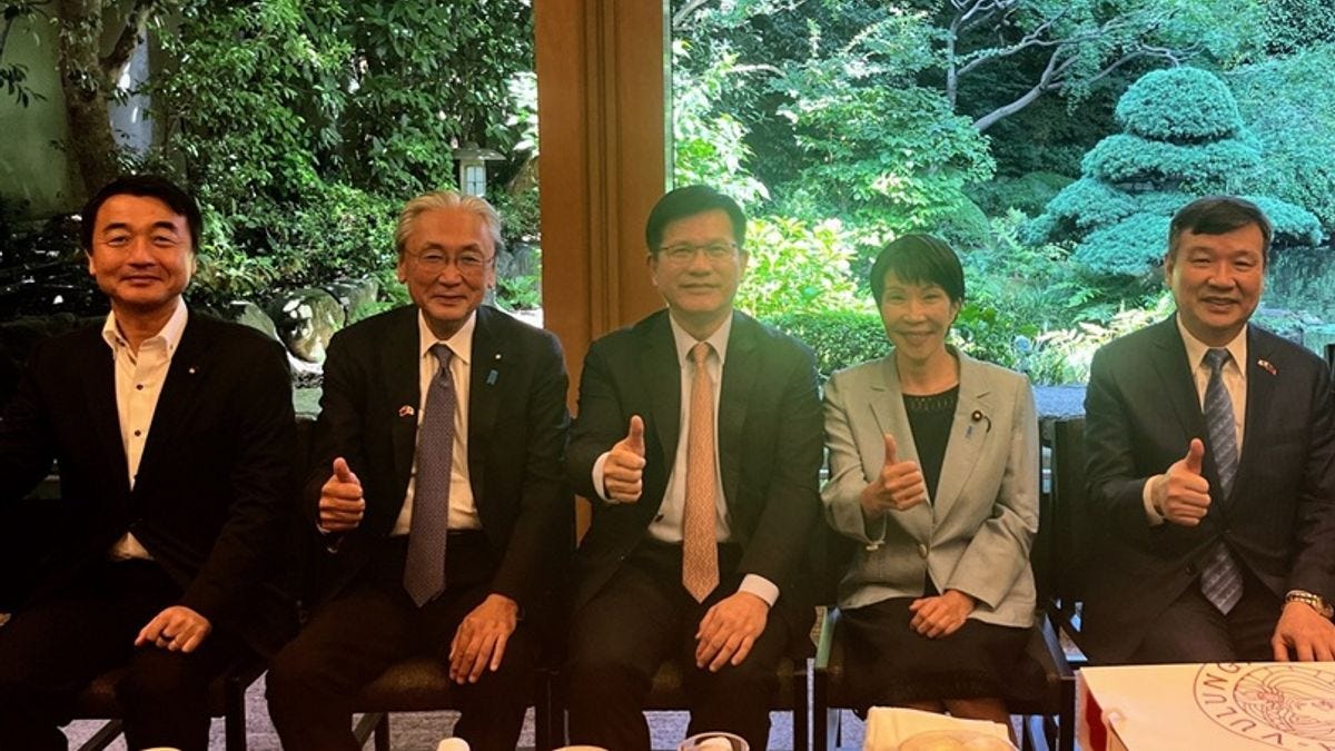 众议员古屋圭司(左二)周五在脸书贴出与林佳龙(中)、我驻日代表李逸洋(右一)的合照。(古屋圭司脸书) 众议员古屋圭司(左二)周五在脸书贴出与林佳龙(中)、我驻日代表李逸洋(右一)的合照。(古屋圭司脸书)