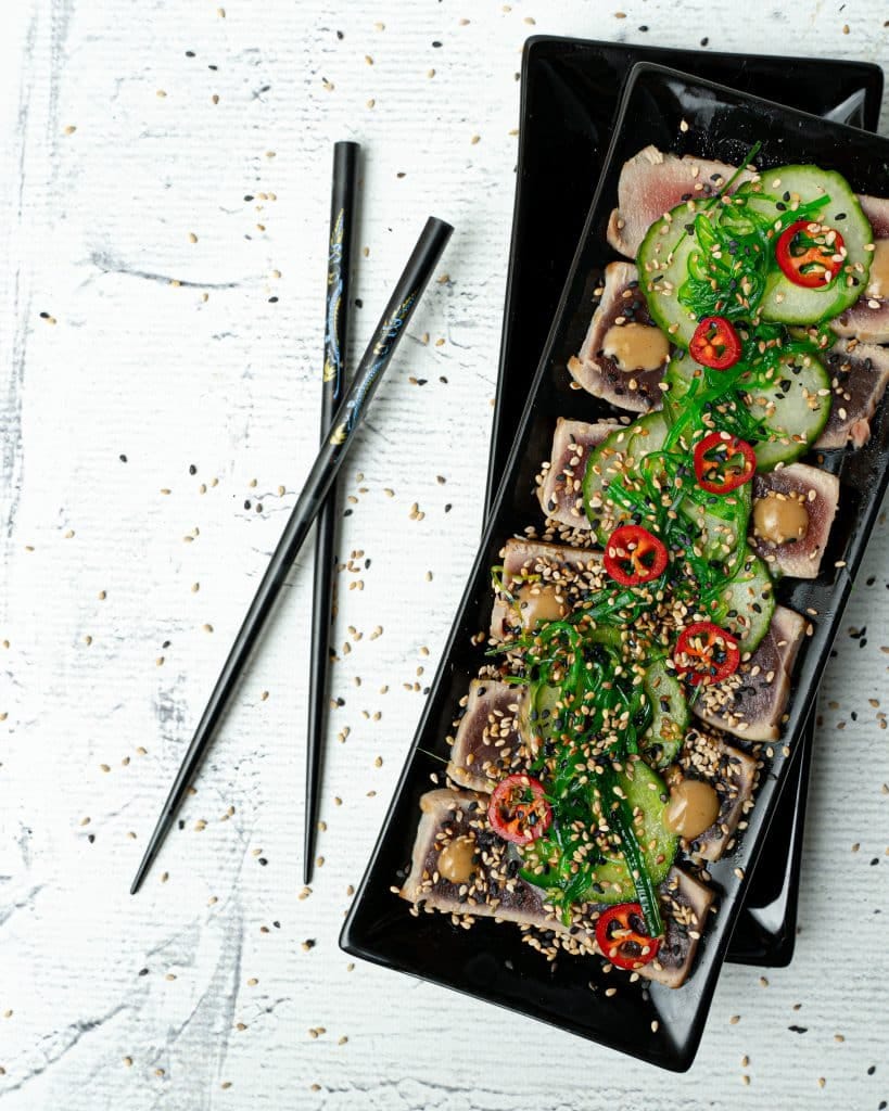 Tonijn tataki met chuka wakame en sesam-soja dressing