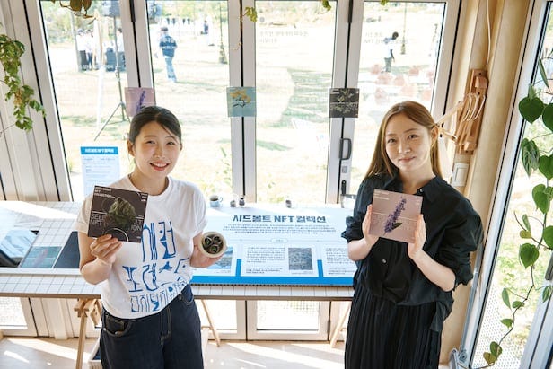 Kim Ji-eun (left), Senior PD of the K-Green Foundation, and Lee Eun-jung, Director of Dunamu, are planning and in charge of the 'Seed Vault NFT Collection'. /Courtesy of K-Green Foundation