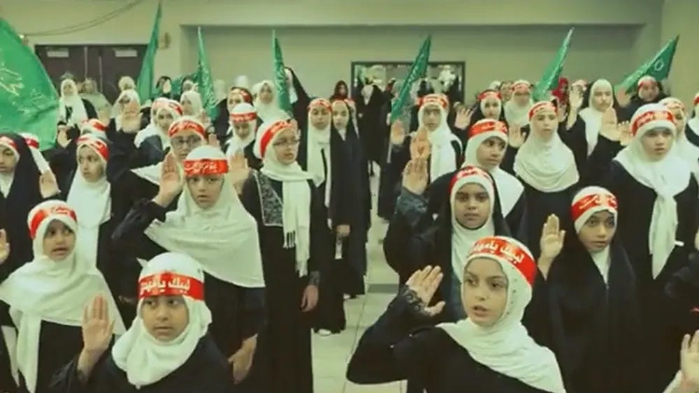 Crianças no Centro de Educação Islâmica em Houston, que recebe verbas do governo estadual do Texas, cantam uma música em que juram lealdade ao Líder Supremo do Irã. Foto: IEC Houston