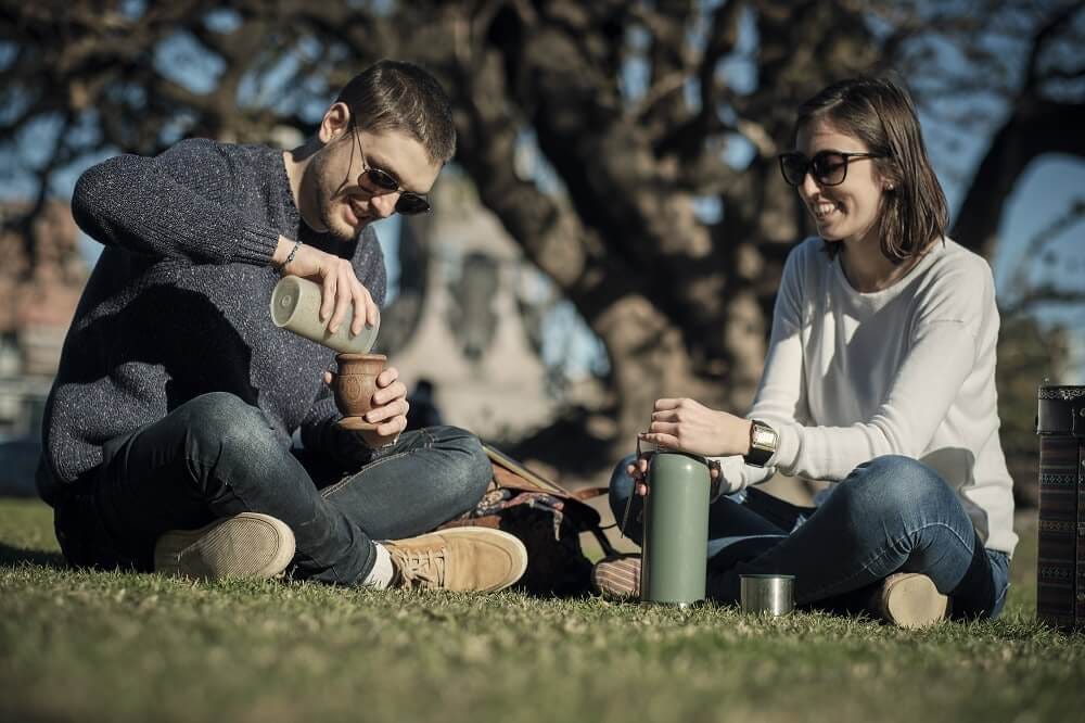 Tomar mate con amigos, familiares o compañeros de trabajo