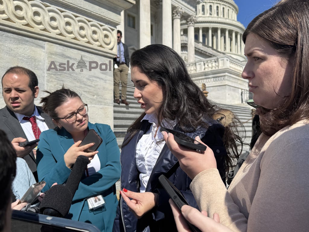 Reporters hold their phones out recording a congresswoman on the Capitol steps on sunny day. Photo: © www.askapol.com