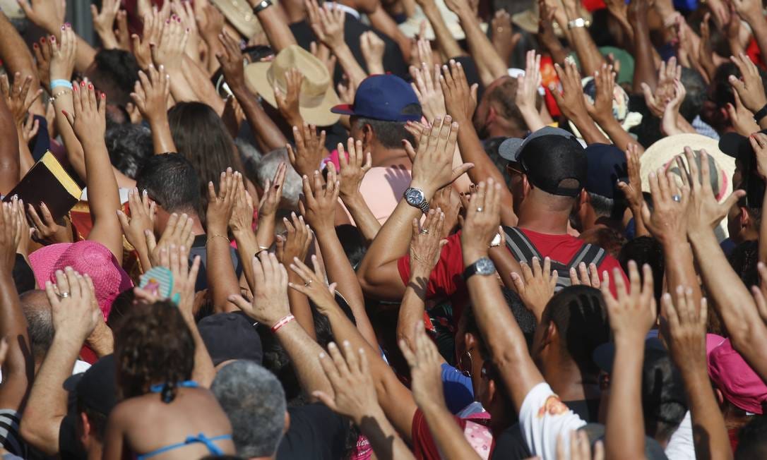 Fiéis participam de culto evangélico na Praia de Botafogo, Zona Sul do Rio Foto: Gabriel de Paiva / Agência O Globo/15-02-2020 Fiéis participam de culto evangélico na Praia de Botafogo, Zona Sul do Rio Foto: Gabriel de Paiva / Agência O Globo/15-02-2020