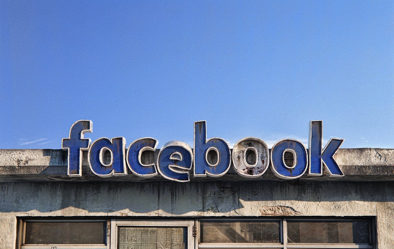 Logo de Facebook cayéndose a trozos Logo de Facebook cayéndose a trozos
