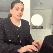 Rosalia Chewing Gum GIF - Rosalia Chewing Gum Stan Twitter - Descubre &  Comparte GIFs