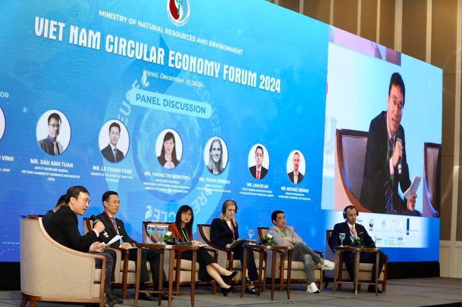 Các chuyên gia trao đổi tại diễn đàn Kinh tế tuần hoàn 2024 do Bộ Tài nguyên và Môi trường chủ trì, Viện Chiến lược và Chính sách Tài nguyên Môi trường và Tạp chí Kinh tế Việt Nam/VnEconomy phối hợp với các đối tác quốc tế tổ chức. Các chuyên gia trao đổi tại diễn đàn Kinh tế tuần hoàn 2024 do Bộ Tài nguyên và Môi trường chủ trì, Viện Chiến lược và Chính sách Tài nguyên Môi trường và Tạp chí Kinh tế Việt Nam/VnEconomy phối hợp với các đối tác quốc tế tổ chức.