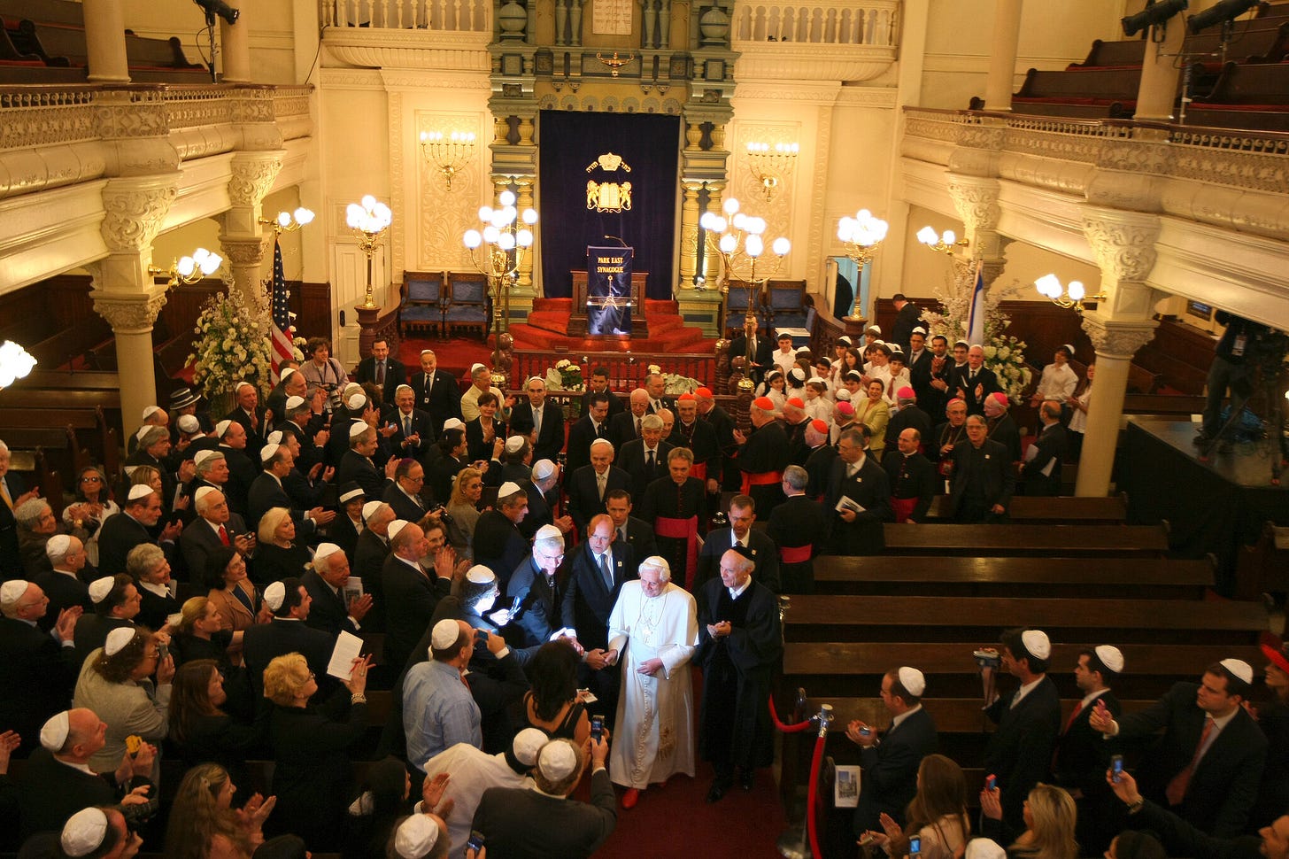 A Synagogue Feud Spills Into Public View: 'Only Room for One Rabbi' - The  New York Times