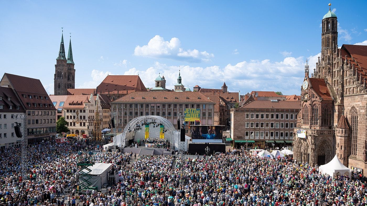 A 38. Kirchentag német protestáns egyházi napok nyitó istentisztelete Nürnbergben