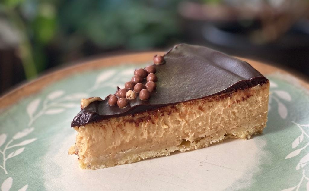 Fatia de cheesecake de doce de leite com ganache de chocolate da Chef Carolina Garofani