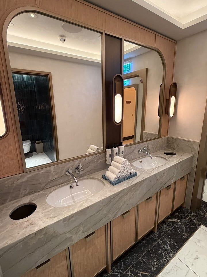 Foto di 4 bagni comuni degli Hotel che mi hanno ospitato