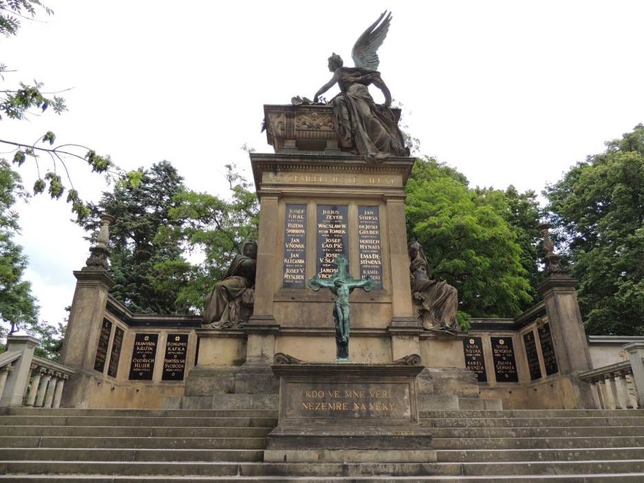 A statue on top of a monument

AI-generated content may be incorrect.