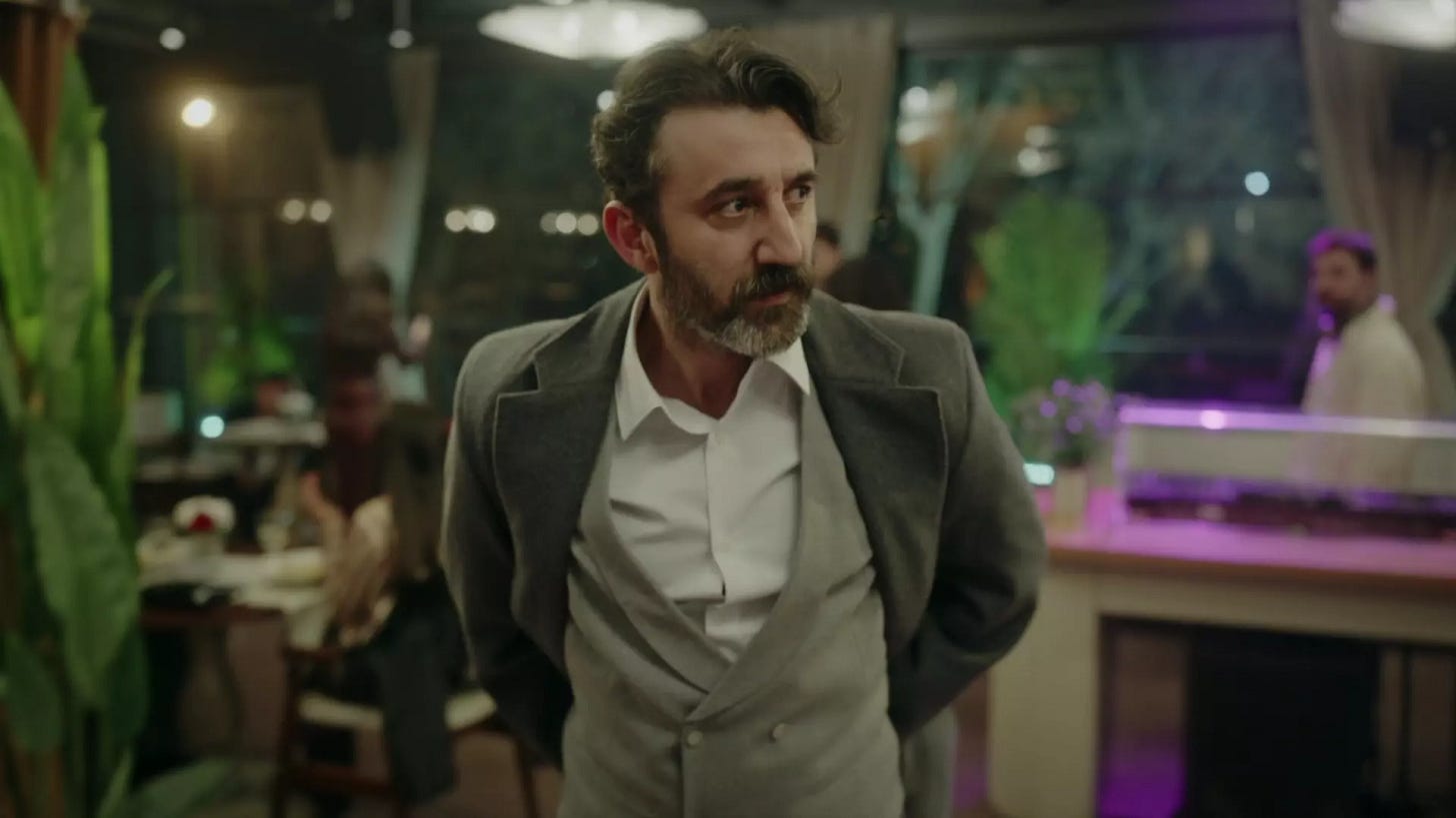 Eşref Rüya dizisi Gürdal Bozok karakterini canlandıran Necip Memili yakın plan portresi, karanlık ve dramatik atmosfer.