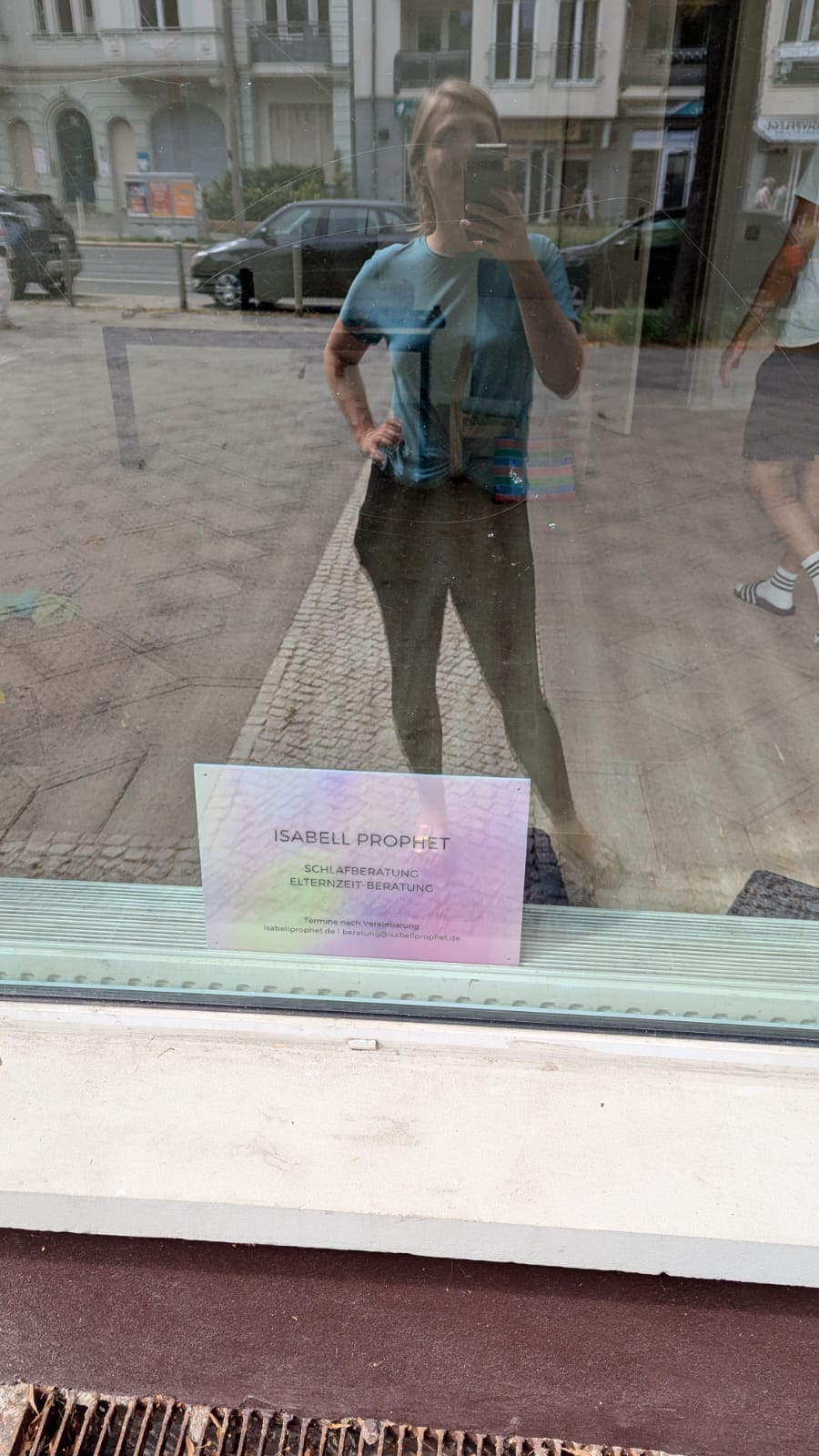Isabell Prophet macht ein Selfie im Spiegel ihres Schaufensters.