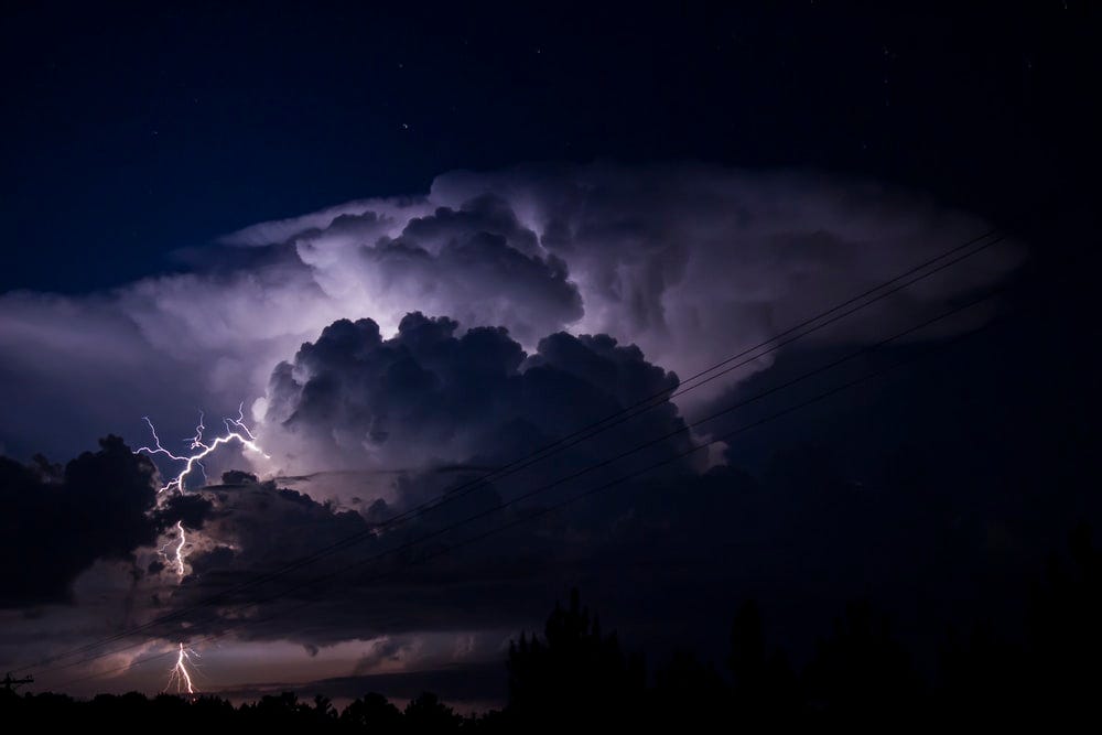 Single cell thunderstorm cloud 