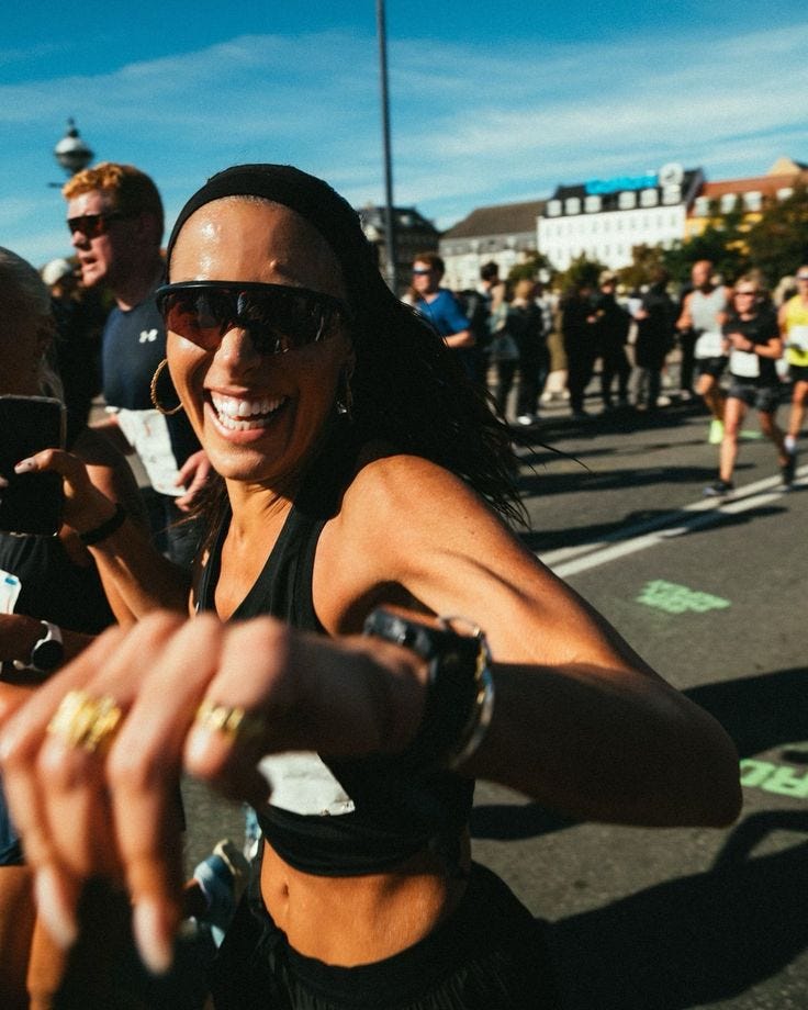 This contains: running 