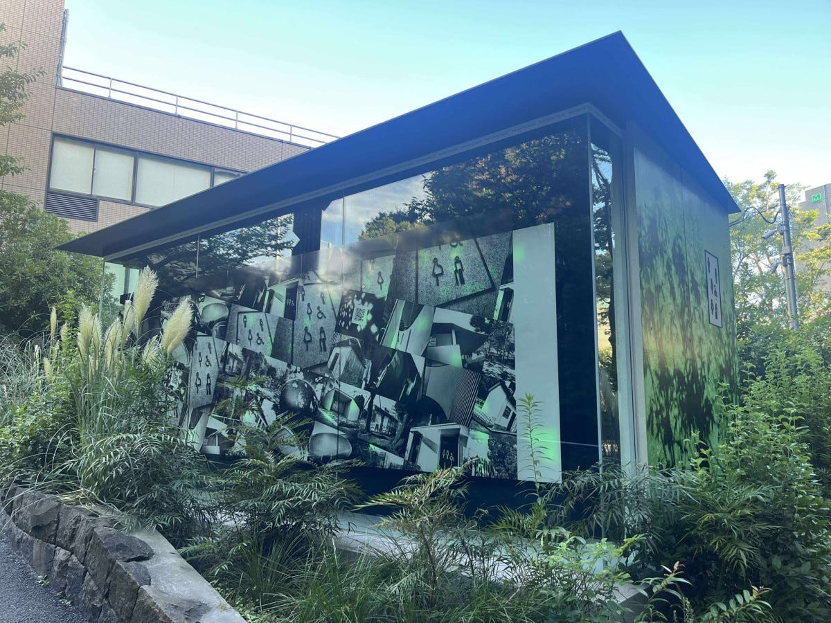広尾東公園トイレ=渋谷「THE TOKYO TOILET」公共トイレに森山大道さんの写真 - シブヤ経済新聞 広尾東公園トイレ=渋谷「THE TOKYO TOILET」公共トイレに森山大道さんの写真 - シブヤ経済新聞