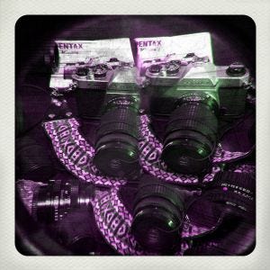 A group of cameras on a table

AI-generated content may be incorrect.