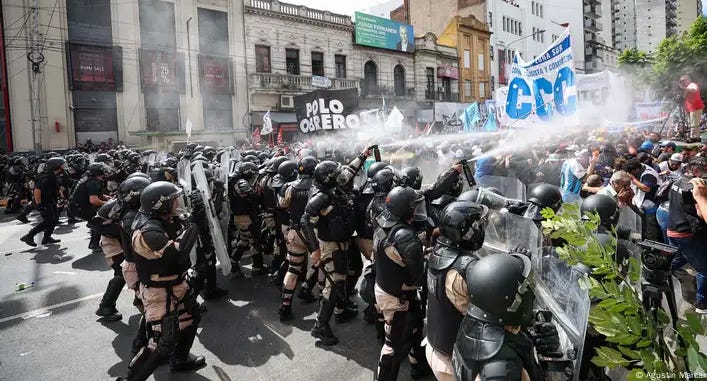 Argentina: Riot police confront Milei austerity protests – DW – 03/19/2024