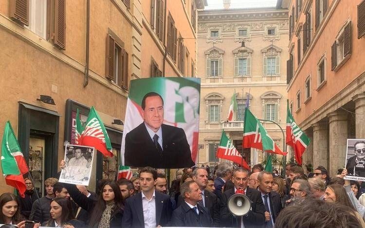 Giustizia, Forza Italia fa festa dopo l'ultimo sì al ddl di riforma e porta  in piazza Berlusconi