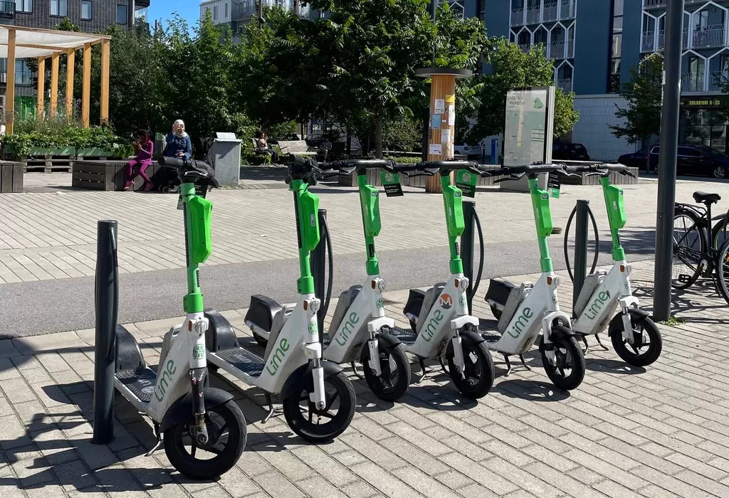 Now the new agreement with Lime is in place. The electric scooters will be available for rent for a test period until November this year.