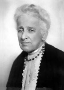 Foto antiga de mulher de cabelos brancos e colar.