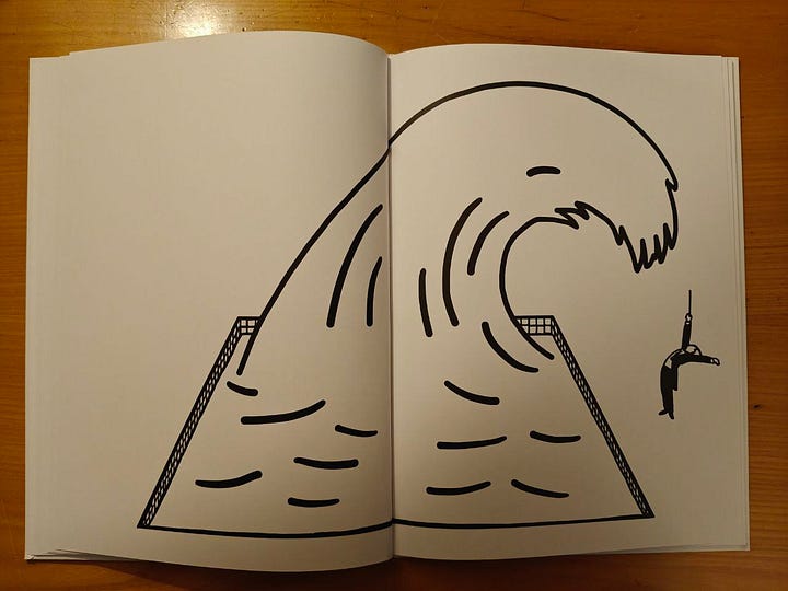 Quattro immagini di "L'opera liquida" di Renato Moriconi con, dall'alto a sinistra in senso orario, la vasca con un'isola che emerge dall'acqua e una palma, con il direttore d'orchestra che ne assume la stessa posa; quindi la stessa vasca sulla cui superficie spunta una pinna di squalo e il direttore che gli punta la bacchetta addosso; un'onda gigantesca che si solleva dalla vasca e sembra ricadere sul direttore; una vasca che è diventata campo di gara di scherma con due persone che si affrontano e il direttore che impugna la bacchetta a mo' di spada.