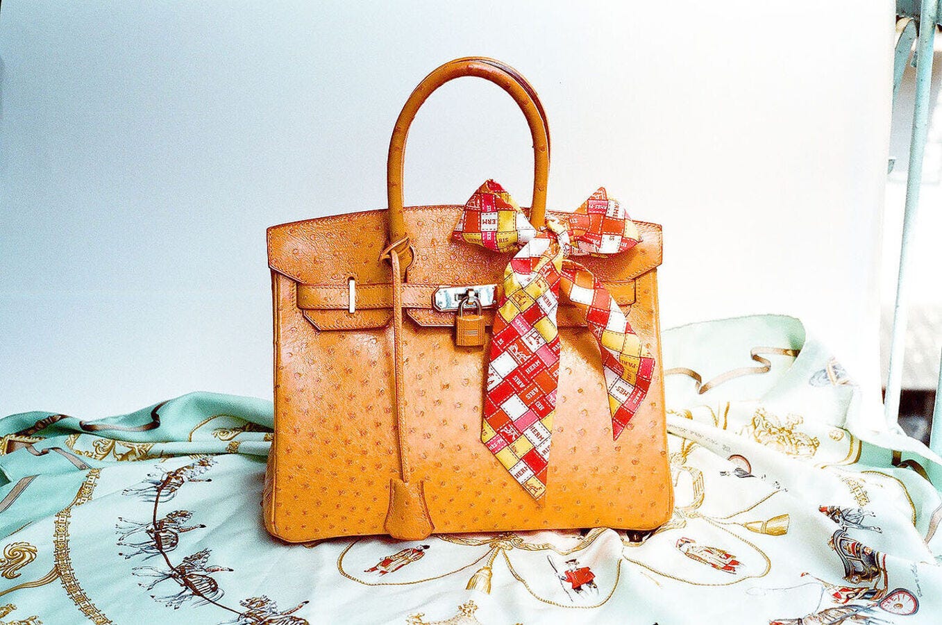 El lujo extremo ya no solo se paga, ahora debes ser "digno" de él. Hermès  acaba de demostrarlo con su bolso Birkin