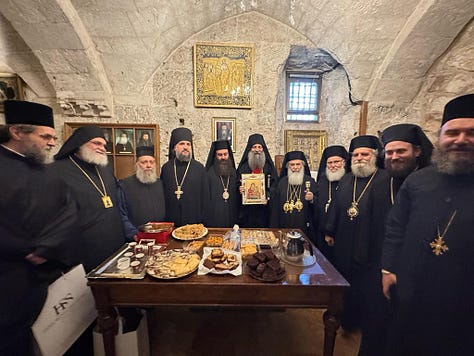 Παρασημοφόρηση τοῦ Πατριάρχη Σερβίας Πορφυρίου ἀπὸ τὸν Πατριάρχη Ἱεροσολύμων Θεόφιλο