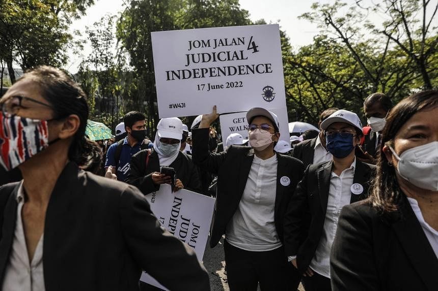 Hundreds of Malaysian lawyers gather to protest treatment of senior judge |  The Straits Times