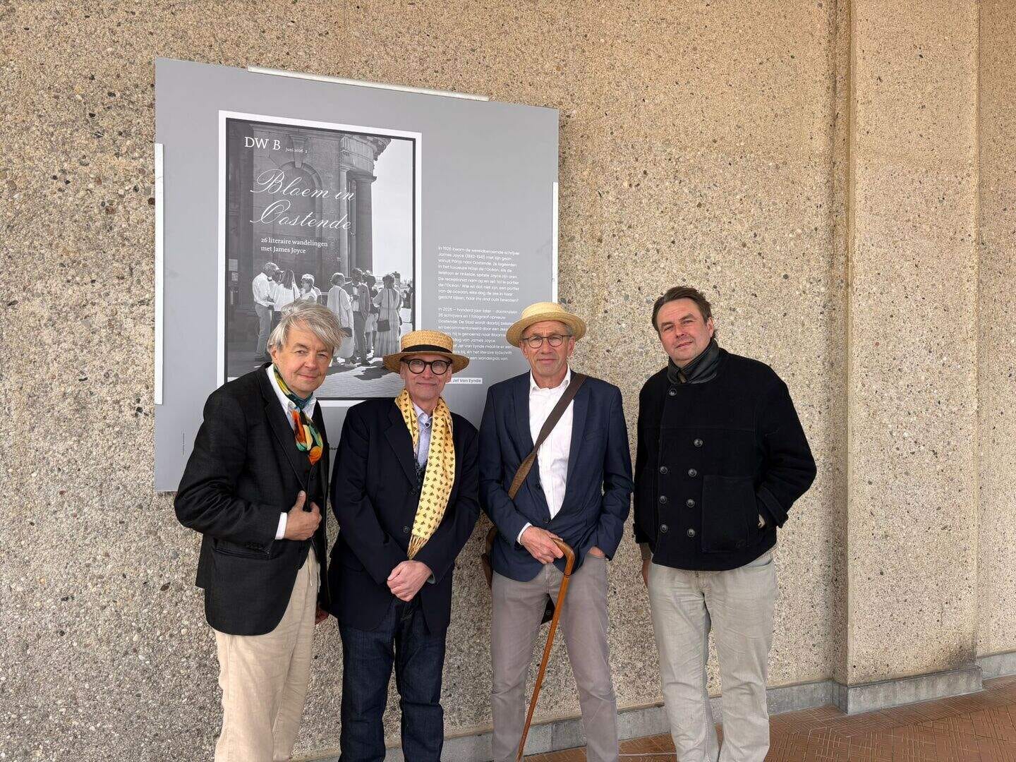 De tentoonstelling brengt 26 schrijvers samen met fotograaf Jef Van Eynde. De tentoonstelling brengt 26 schrijvers samen met fotograaf Jef Van Eynde.