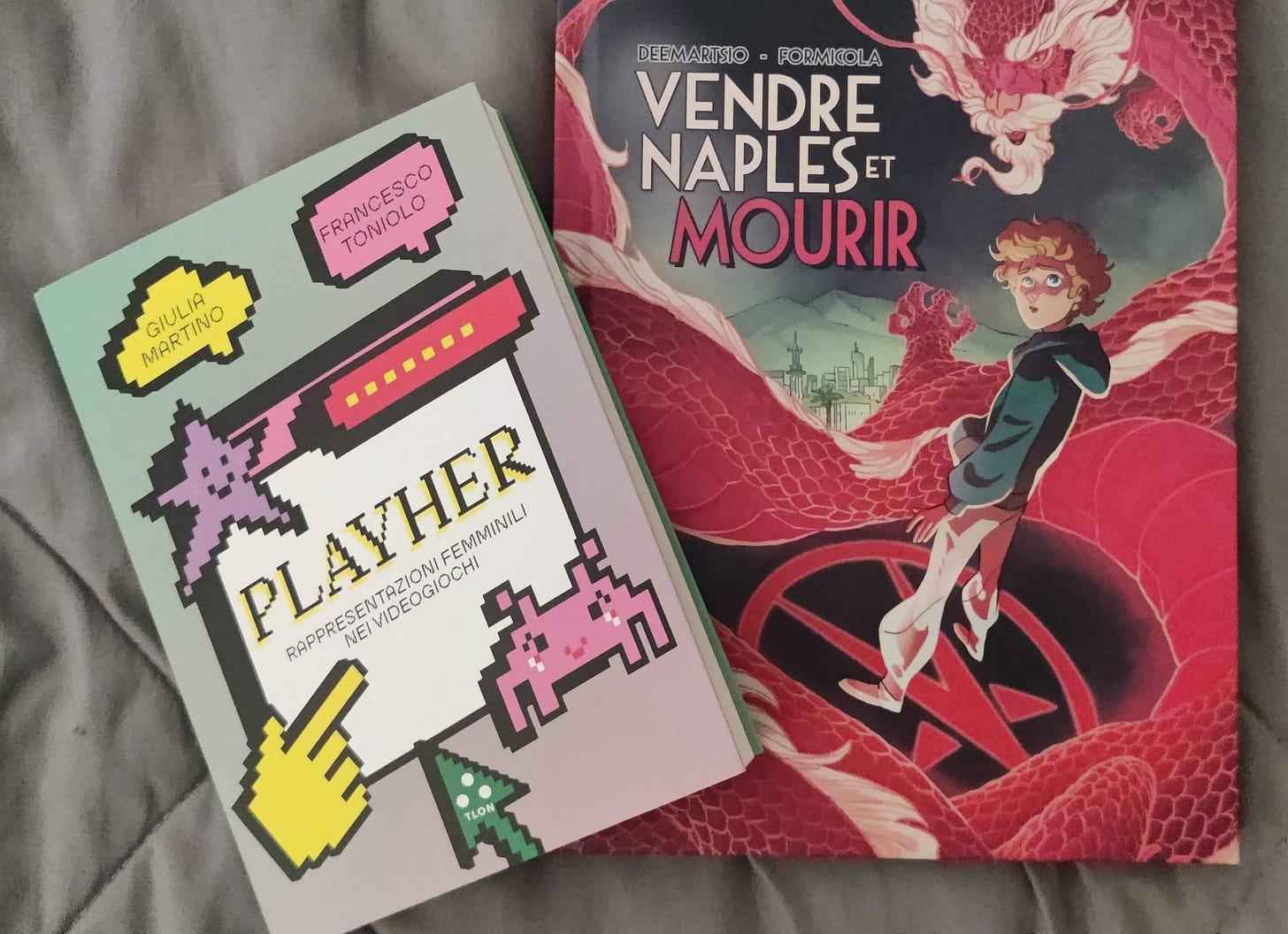 Copertine di due libri: Vendre Naples et Mourir di Deemartisio e Formicola, PlayHer di Martino e Toniolo