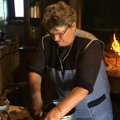 senhora portuguesa preparando comida