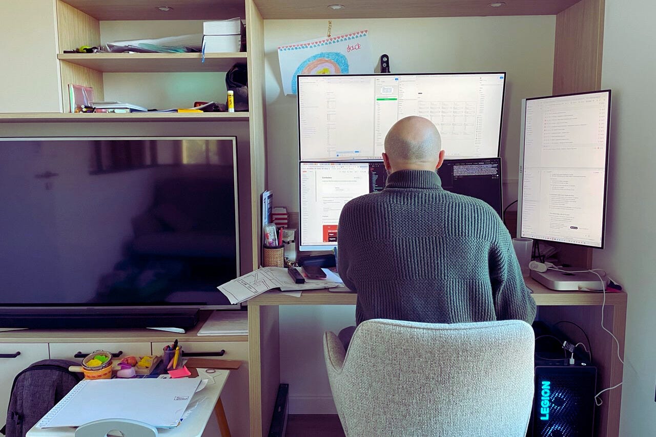 Photo de Yoann à son bureau de dev Photo de Yoann à son bureau de dev