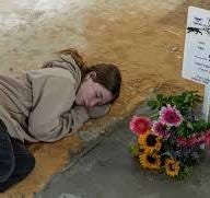 ‫עטרה סינטון בת זוגו של אריאל סוסנוב ז״ל עולה לקברו בחלקה ...‬‎