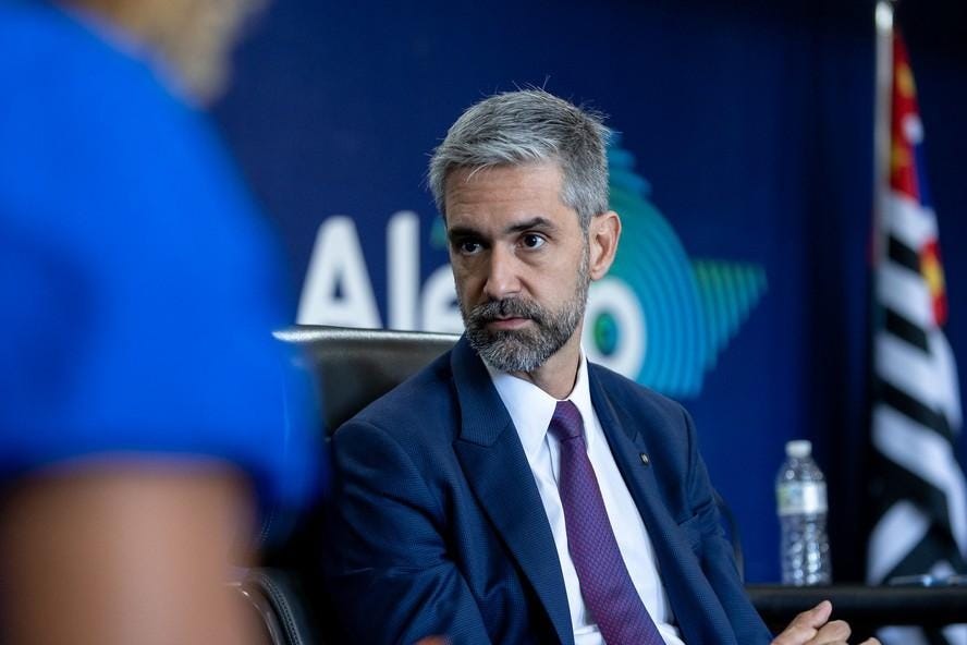 Homem de terno e gravata falando no microfone
O conteúdo gerado por IA pode estar incorreto. Homem de terno e gravata falando no microfone
O conteúdo gerado por IA pode estar incorreto.