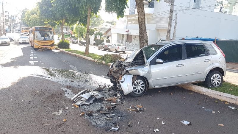 A mulher morreu após um grave acidente entre um carro e um ônibus em Chapecó. — Foto: Roberto Bortolanza/NDTV A mulher morreu após um grave acidente entre um carro e um ônibus em Chapecó. — Foto: Roberto Bortolanza/NDTV