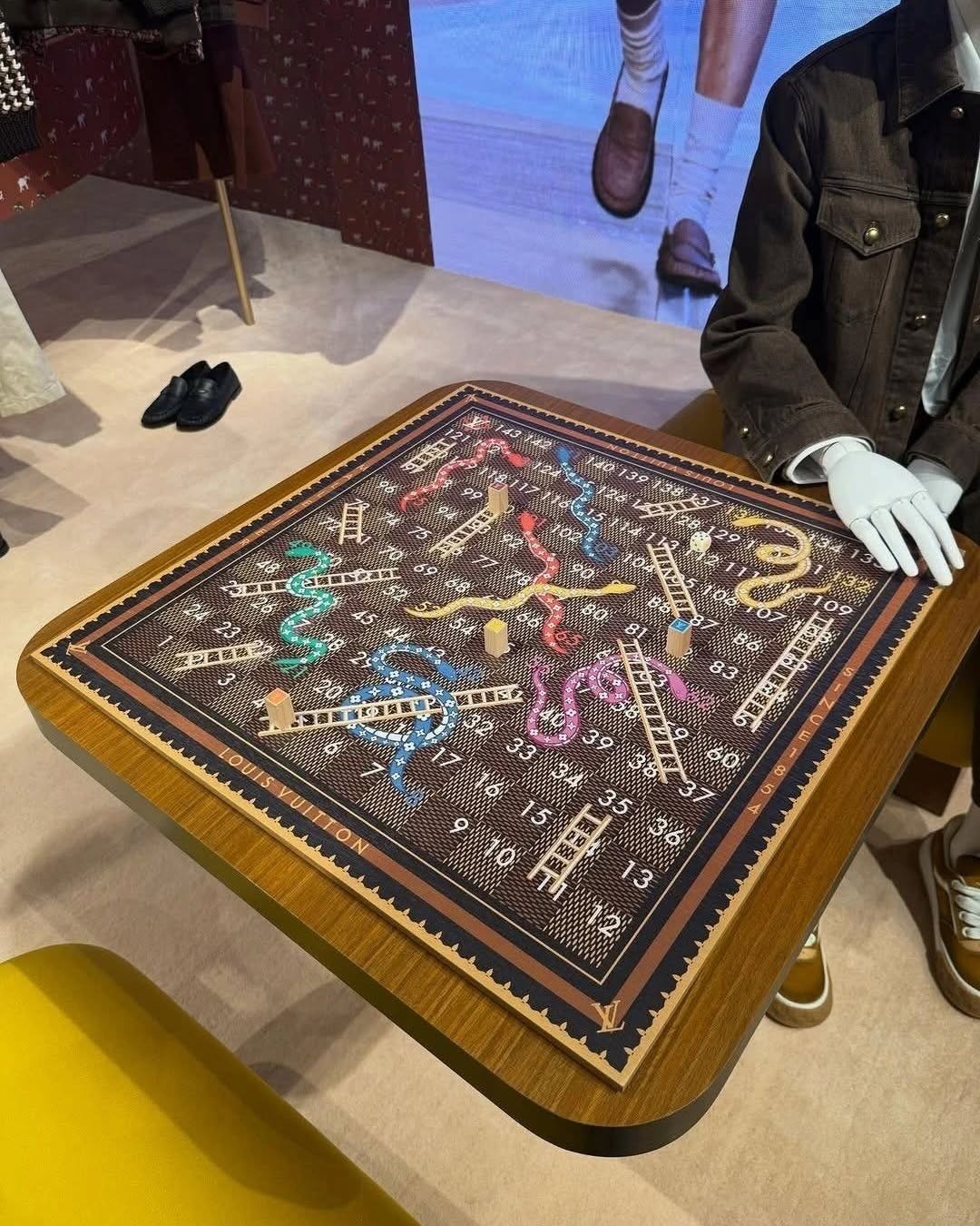 Burberry HERMES LOUIS VUITTON 空箱 4点まとめ売り This Week In Retail: Burberry, Louis Vuitton, Chanel, & More